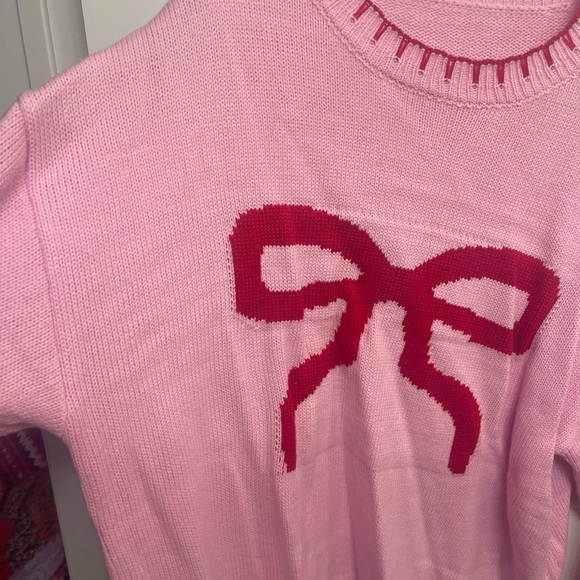 Calling all BOW LOVERS.  Pink crewneck w red bow and stitching accents. Size L - Picture 8 of 12